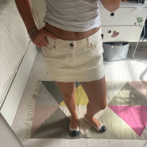 Vit jeanskjol  - En jättefin vit jeanskjol! Perfekt till sommaren!.