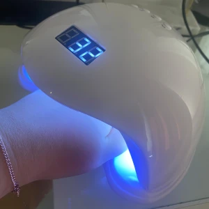 UV LED lampa för naglar med timer - Säljer en vit UV LED-lampa för naglar med digital timerdisplay och blått ljus. Perfekt för att härda gel- eller shellacklack hemma. Lampan har flera knappar för olika tidsinställningar och rymmer hela handen under kupolen. Helt ny kommer med kartong och använd 1 gång skriv för frågor eller bilder 💕jätte bra och stelnar super snabbt 
