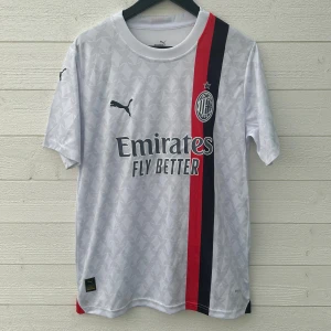 AC Milan Fotbollströja - Säljer en vit AC Milan fotbollströja i storlek M som är helt ny med prislapp