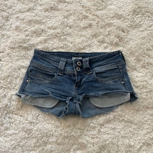 Lågmidjade jeansshorts från ett par Pepe Jeans - Snygga lågmidjade egengjorda jeansshorts från ett par Pepe Jeans. Shortsen har fem fickor och breda bälteshällor, samt coola detaljer på bakfickorna. Perfekta för sommaren!💙