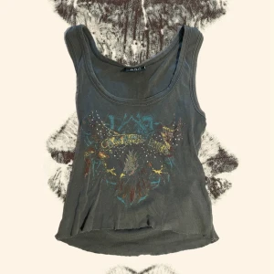 Urban outfitters topp  - Topp från Urban outfitters med fint tryck och rhinestones💓Storlek Xs