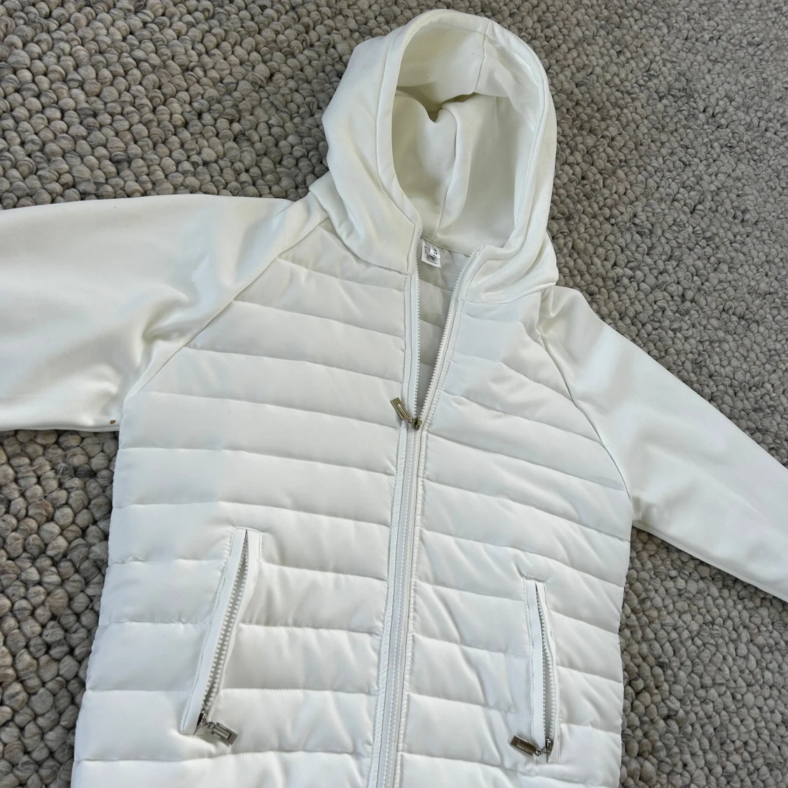 Vit cardigan med huva oanvänd  - 1