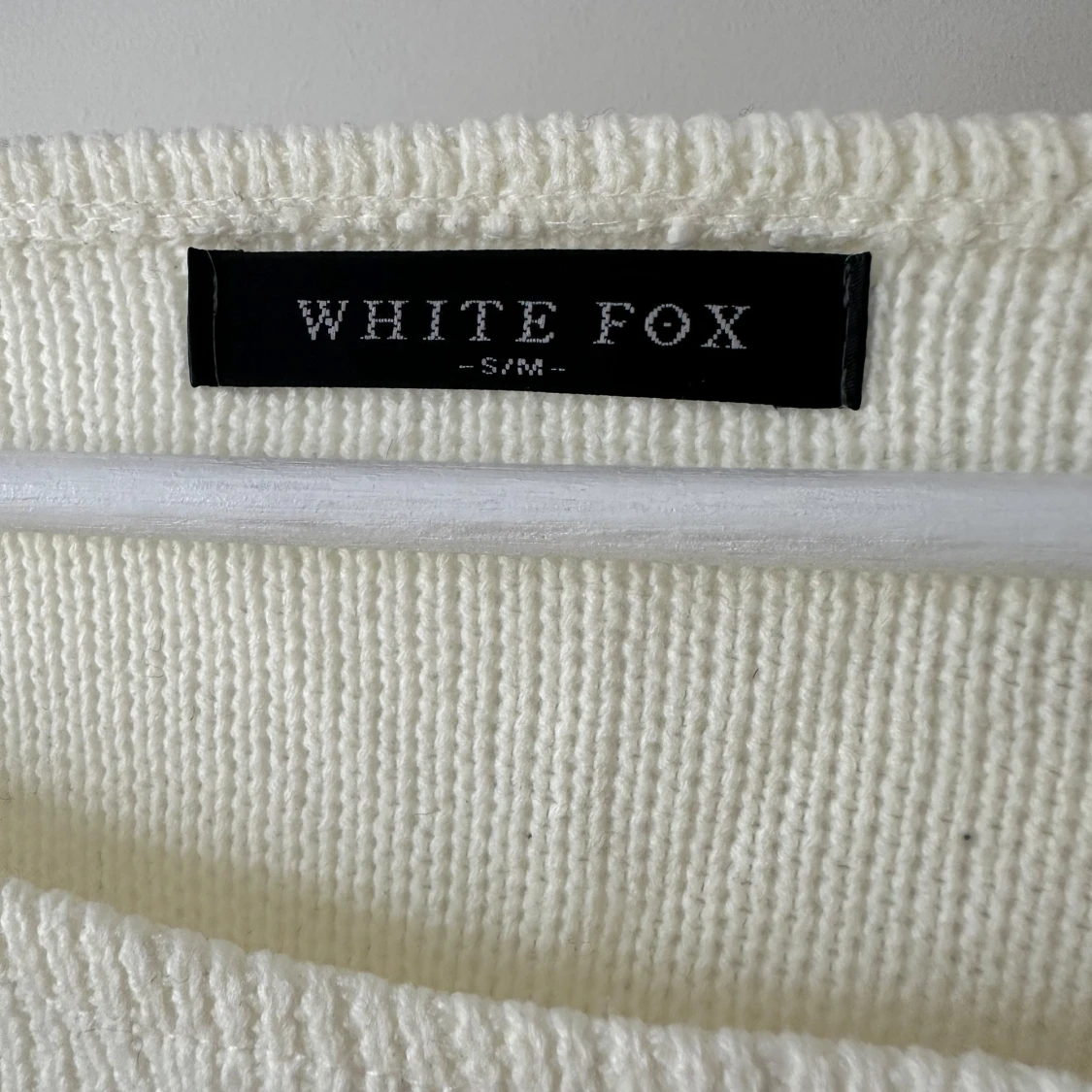 Vit croppad stickad tröja White Fox - 3
