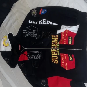 Supreme hoodie patchwork  - Säljer min supreme patchwork hoodie då de va en present som inte föll mig helt i smaken. Tröjan är aldrig använd så den är i väldigt bra skick.