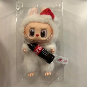 Labubu Cola - En äkta labubu Coca Cola edition. Den är helt oanvänd, endast öppnad. Hör av er för fler bilder/frågor!