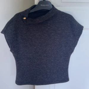 Mörkgrå stickad tröja från shein - Mörkgrå stickad tröja från shein med korta ärmar  som fästs med en knappdetalj.