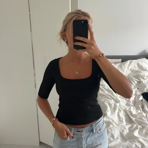 Topp - En finare t-shirt med ribbat material