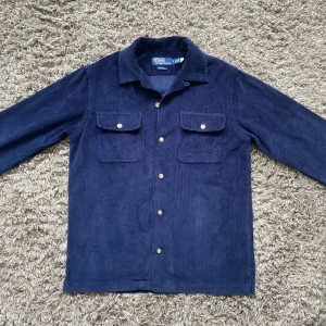 Ralph lauren Manchester overhirt - Säljer denna riktigt feta Ralph lauren Manchester overhirten!⭐️Storlek S passar S!🤝Skick : 9,5/10 äkthet går även att verifiera med koden!🙌Hör gärna av er om ni har funderingar!👍