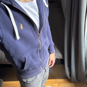 Marinblå hoodie från Polo Ralph Lauren - Säljer en marinblå hoodie från Polo Ralph Lauren. Den är i fint skick!