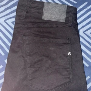 Replay Anbass Jeans - Stilrena svarta Replay Anbass jeans i storlek 31/32. Passar för en everyday look! Nytt skick och priser kan diskuteras