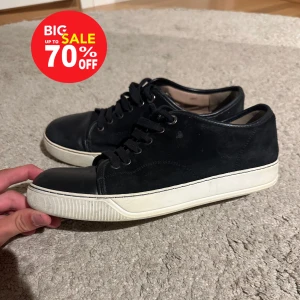 Lanvin skor - Hej säljer nu dessa jätte eftertraktade skor ifrån lanvins ( utan glans ), nypris: 5200kr och mitt pris är ej fast där jag tar emot bud, Skick:9/10 skicket är grymt och mockan är kvar, Hör av dig ifall du har frågor eller något annat, MVH//Hypetrends 