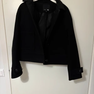 Svart ulljacka från 157, XS - Svart jacka från lager 157 , aldrig använd🩵köptes för 400 och säljes för 250