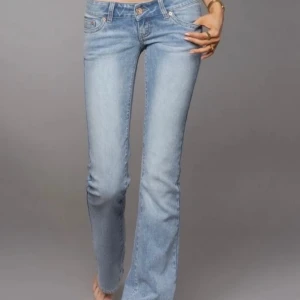 Ljusblå bootcut jeans midwaist - G Rise jeans. Fick hem dessa för några veckor och har endast använt några gånger. Säljer p.g.a att dem är för stora. Tog 2 månader att beställa och var dyr tull från G Rise hemsida så rekommderar att köpa från mig då jag postar direkt när man handlat🥰