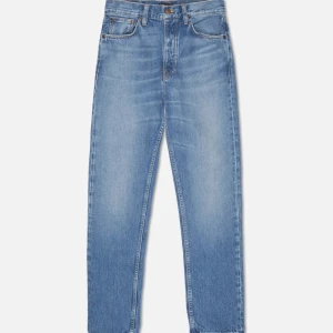 Ljusblå jeans från Nudie Jeans - Säljer ett par klassiska blå jeans från Nudie Jeans. Dessa ljusblåa jeans passar perfekt till sommaren. Modellen är Steady Eddie ll W32/34L. Skriv PM för mer information eller bilder! Köpta för 1600kr i butik