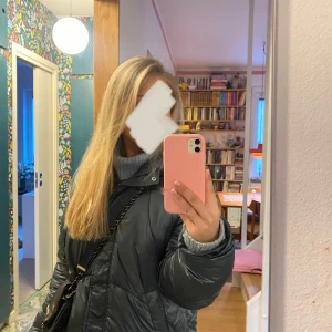 Turkos pufferjacka - Säljer så snygg vinterjacka! Älskar färgen!! Har två typer av fläckar men som man inte lägger märke till, kan även upplevas lite bucklig pga att jag tvättade den - men det löser man lätt om man torktumlar den med två tennisbollar!! Har bara inte orkat göra det. Går bra att pruta🫶💫