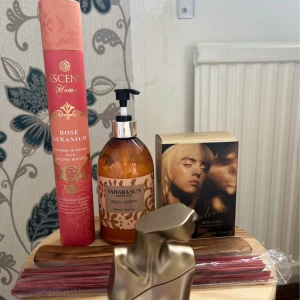 Megakit (kolla beskrivning alla bilder fick inte plats)  - Jag säljer en megakit för 20 000 kr. Säljer: Remington Plattång, Pearl & Beauty deospray + deo,  Mörkrosa rakhyvel, Rosa tofflor, Mörkgråa jeans- storlek Small / M,  Svart & blå mapp, Rosa gympapåse,  Taylor Swift: poster, burk + dryck med sugrör, Kristallstenar rosa, Guldrosa väggklocka,  4-pack lösnaglar + nagelfil & lim,  Billie Elish parfym- 50 ml, Sahara Sun bodylotion- 500 ml,  Röda doftpinnar- 30 st, Brunt träställ för doftpinnar, Rosa filt. 🎁💝BONUS! Du får också 4 surprise kläder fräscha