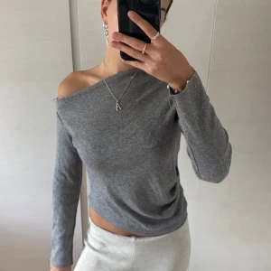 Grå offshoulder stickad tröja - Snygg topp med lite sne skurning från Zara🤍