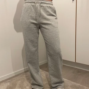 Grå mjukisbyxor  - Gråa mjukisbyxor från Lager 157 som är använda en gång. (Ordinarie pris 150kr)