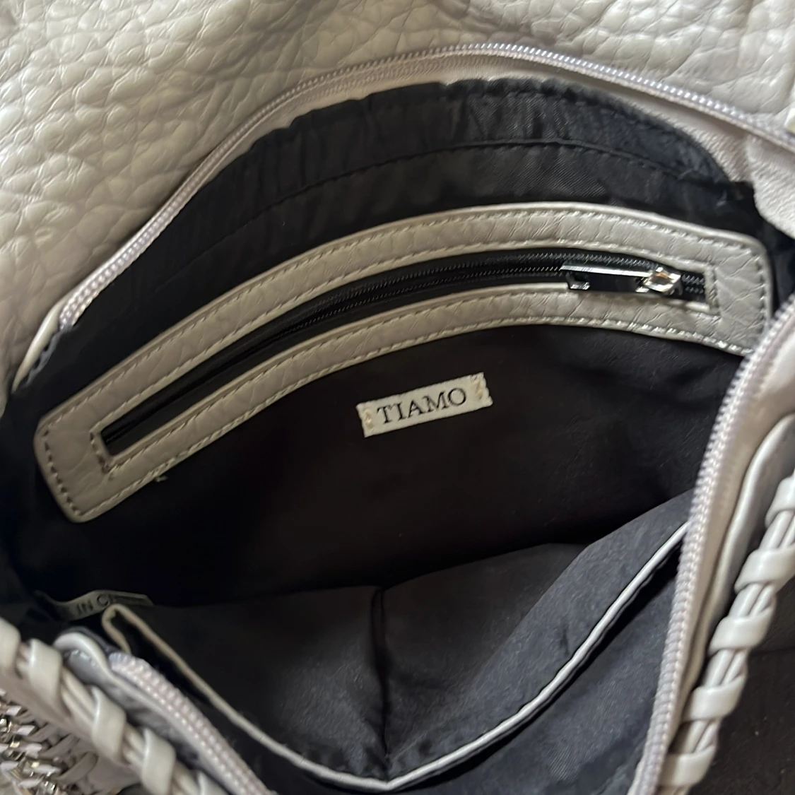 Grå axelväska med kedjedetaljer från Tiamo - 3