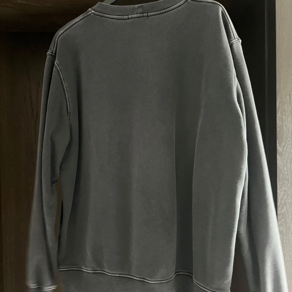 Grå sweatshirt från Neuw - 1