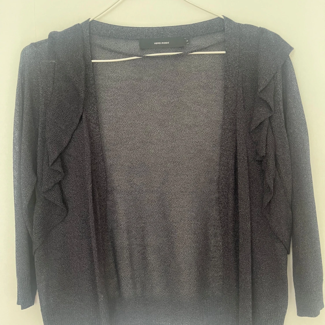 Mörkgrå kofta med volang från Vero Moda