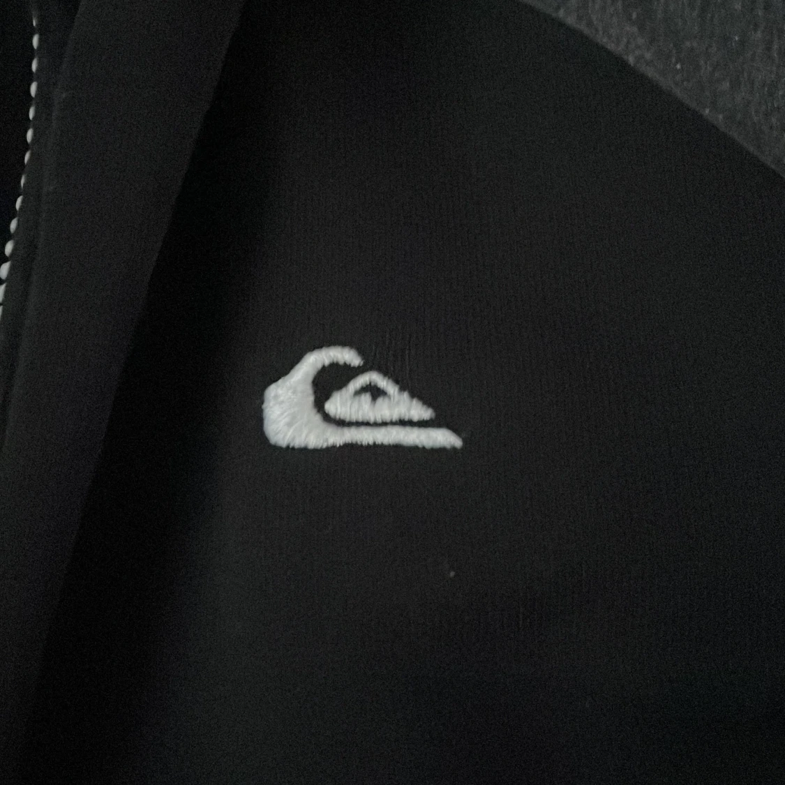 Svart och grå hoodie från Quiksilver - 1