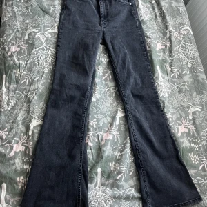 Svarta bootcut jeans från Cubus - Snygga svarta bootcut jeans från Cubus i storlek M. Jeansen har hög midja och är tillverkade i stretchig denim med bomull och elastan. Dem är jättestrechiga och bekväma. Vid frågor hör av dig!