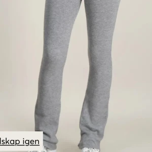 Grå stickade yoga pants - Mysiga grå stickade mjukisbyxor med normal passform. Byxorna har en enkel design utan synliga detaljer och är perfekta för chill dagar hemma. Materialet är stickat och känns riktigt skönt mot huden.