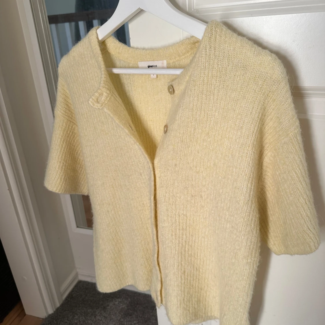 Gul kofta i ullmix från Gina Tricot - 1