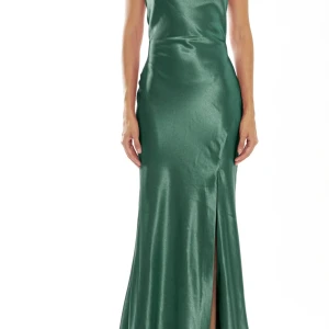 Grön långklänning i satin med slits - Mörkgrön långklänning i glansigt satinliknande material med smala axelband och snygg snörning i ryggen. Klänningen har en slits framtill som ger en extra touch. Perfekt för dig som vill sticka ut med en elegant och stilren look.
