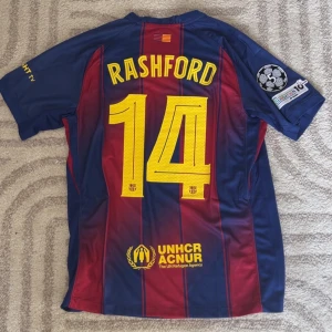 Barcelona 25/26 Rashford  - Replika Barcelona tröja helt ny med tags med Rashford på ryggen. För fler bilder eller frågor tveka inte att skriva i dm. Fler tröjor i profilen. Se bio för tvätt anvisningar 