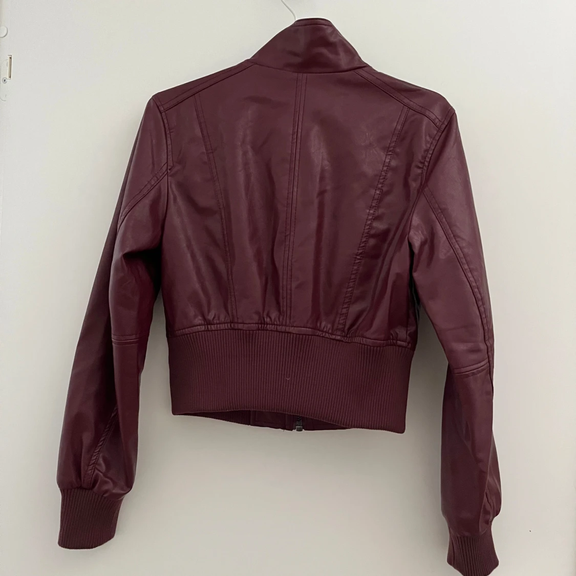 Vinröd skinnjacka med dragkedjor - 1