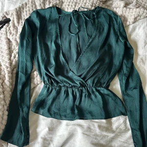 Grön blus - En mörkgrön blus med öppen rygg i så skönt material! Jättebra skick men kommer aldrig till användning 🩷