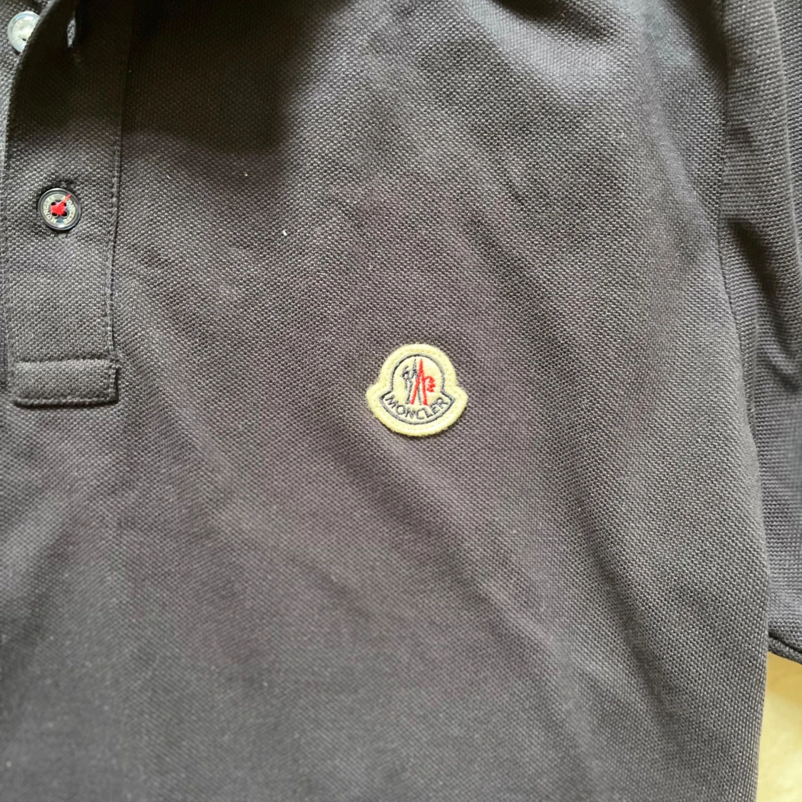 Svart Moncler pikétröja med röd/vit kant - 3