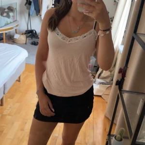 Ljusrosa linnetopp med spets H&M - Super bekvämt material! Kolla gärna in min profil för bundle!🥰