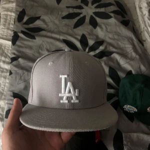 Grå LA Dodgers keps från New Era - Snygg grå LA Dodgers keps från New Era fin keps sällan använd köptes ny 550 kan diskuteras vid snabb äffär 