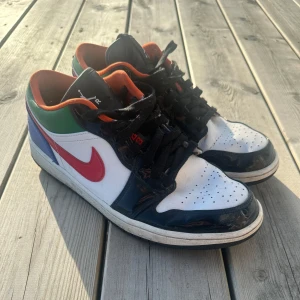 Nike Air Jordan 1 Low Multicolor 43 - Nike Air Jordan 1 Low, se bilder för skick. Ligger ute på fler sidor först till kvarn 
