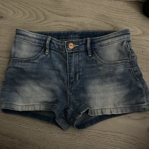 Lågmidjade jeansshorts  - Säljer dessa super Lågmidjade jeansshortsen💕 storleken på jeansen är inte kvar men de passar mig som har storlek xs/xxs, pris går såklart att diskutera💕