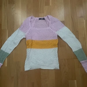 Färgglad topp - En färgglad topp från bikbok.