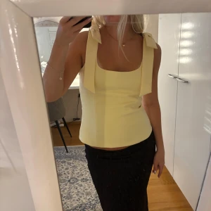 Gul linnetopp med rosetter från Zara - Supersöt ljusgul linnetopp från Zara med breda axelband och stora rosetter på axlarna. storlek S💛💛