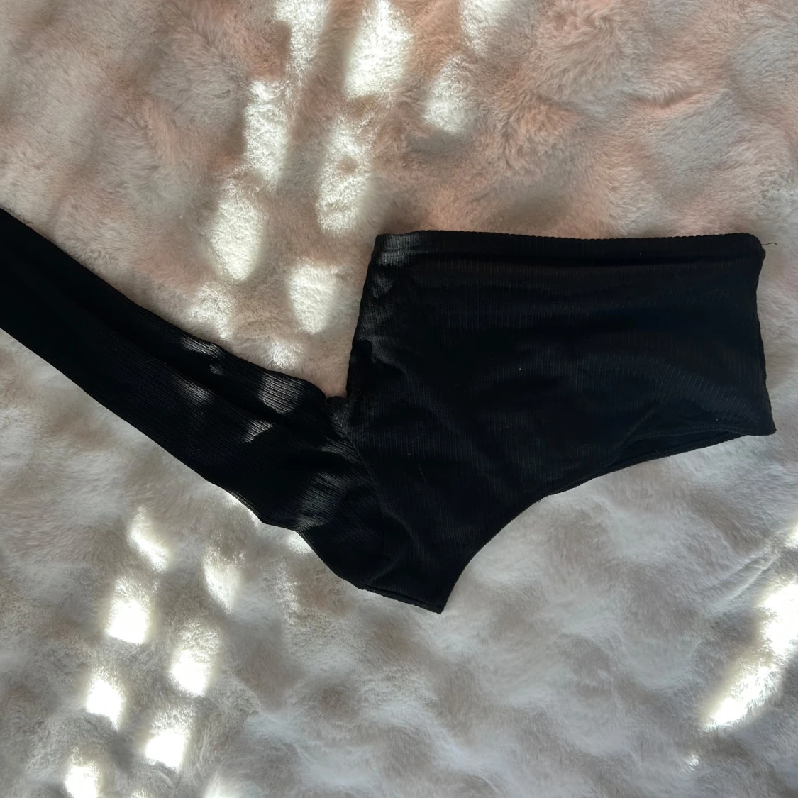 Svart one shoulder croppad topp - 2