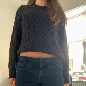 Mörkblå stickad tröja - Stickad mörkblå tröja från uniqlo. Skriv gärna vid frågor 💖💗