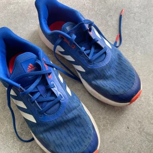 Adidas joggingskor storlek 38  - Storlek 38. Använd några gånger fast är i god skick. Pris: 200:- först till kvarn 