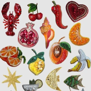 Beaded embroidery sett - Säljer ett helt nytt sett med pärlor, röpärlor, paljetter, trådar (genomskinliga & färgglada), broderibågar i olika storlekar, nålar i olika längder och två stycken linnen att sy på. Allt kommer i originalförpackning och har aldrig packats upp. Har tyvärr inte tiden till att sy längre och säljer därav. Perfekt för nybörjare!🤍