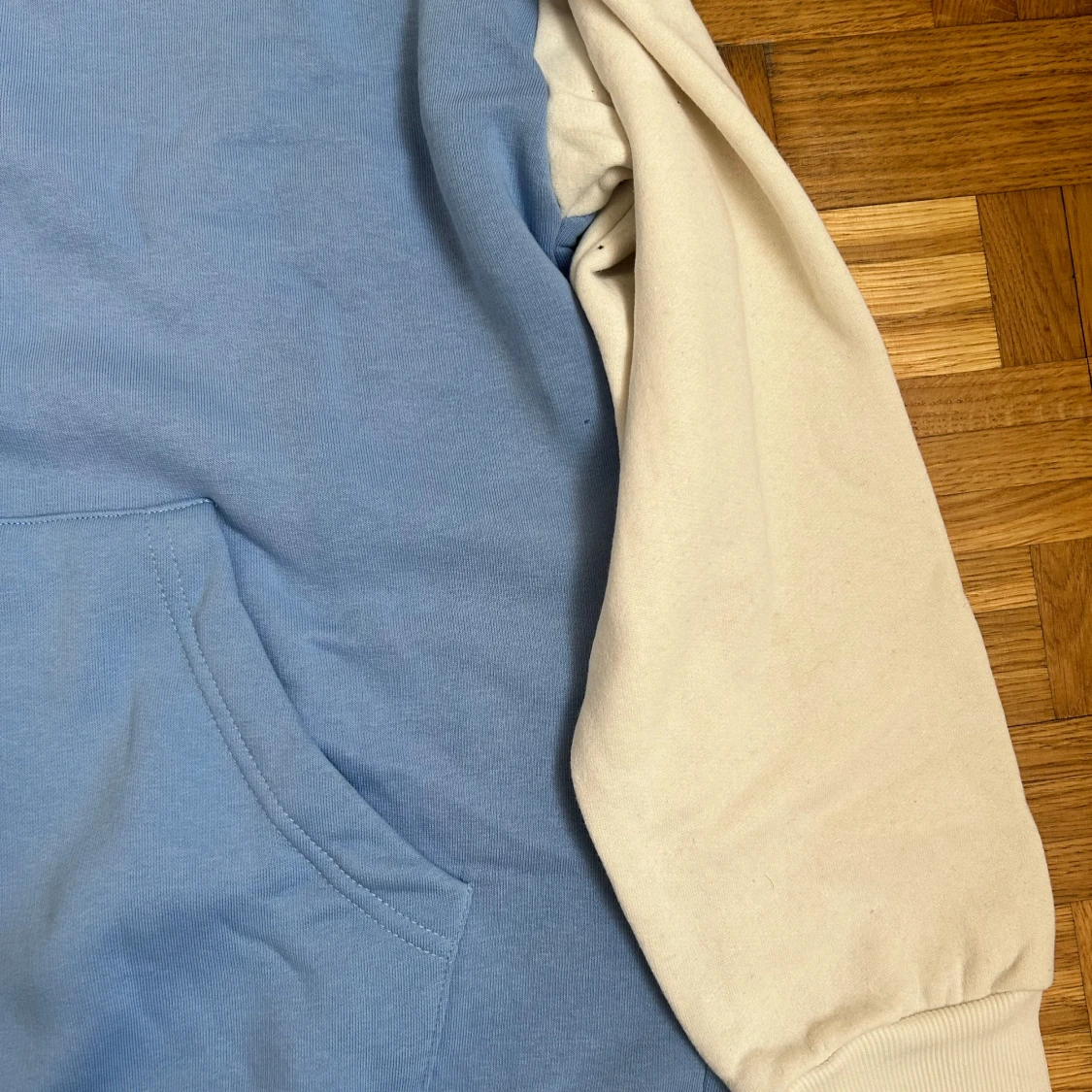 Blå och vit hoodie med ficka - 4