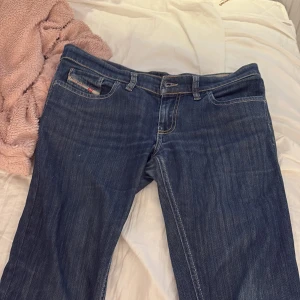 Blå Diesel Larkee jeans W32 L30 - Säljer dessa diesel jeans eftersom de är för stora på mig, köpte begagnat men har aldrig använt dom💞