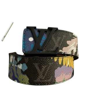 Bälte  - Snyggt o stil rent bälte , bältet är svart med blommiga färgglada detaljer , perfekt för många olika outfits , när du köper denna får du med en ”nål” där du kan göra nya hål om bältet är för stort eller för litet, bältet är 115 cm 😉