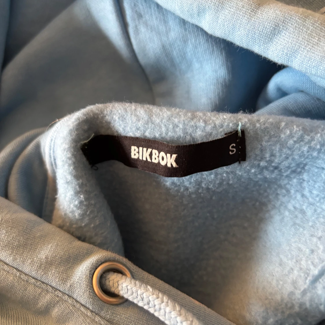 Ljusblå hoodie från BikBok - 1