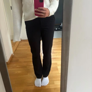 Svarta kostymbyxor med bootcut - Snygga svarta bootcut kostymbyxor. Klassisk passform och stilren look, perfekta till en dressad outfit. Byxorna har normalhög midja och är gjorda i ett mjukt tyg som känns bekvämt hela dagen.