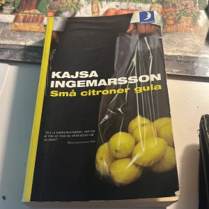 Små citroner gula - En varm och charmig roman om att våga chansa och välja väg i livet. Perfekt för dig som gillar berättelser om vänskap, kärlek och att hitta sig själv. Lättläst och rolig – en riktig bladvändare för unga vuxna!